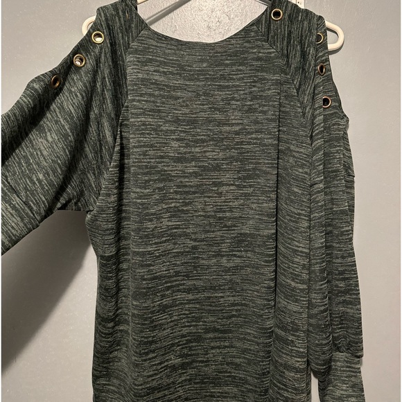 Woman green bare shoulders Blouse - Picture 2 of 3